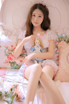 没戴奶罩两个乳头突出来